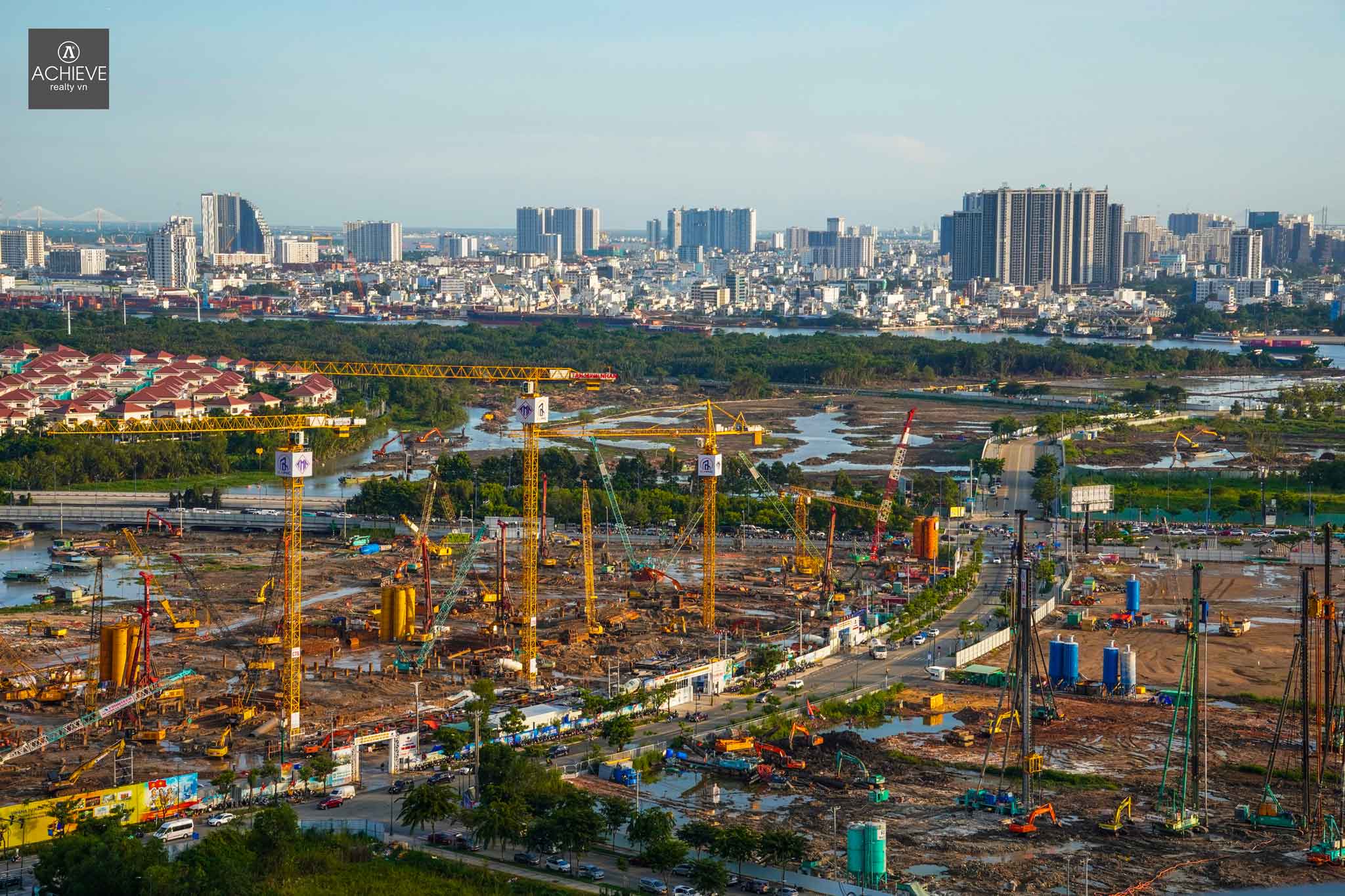 Cẩu tháp và máy khoan cọc trên công trường quảng trường trung tâm Thủ Thiêm tháng 10/2026