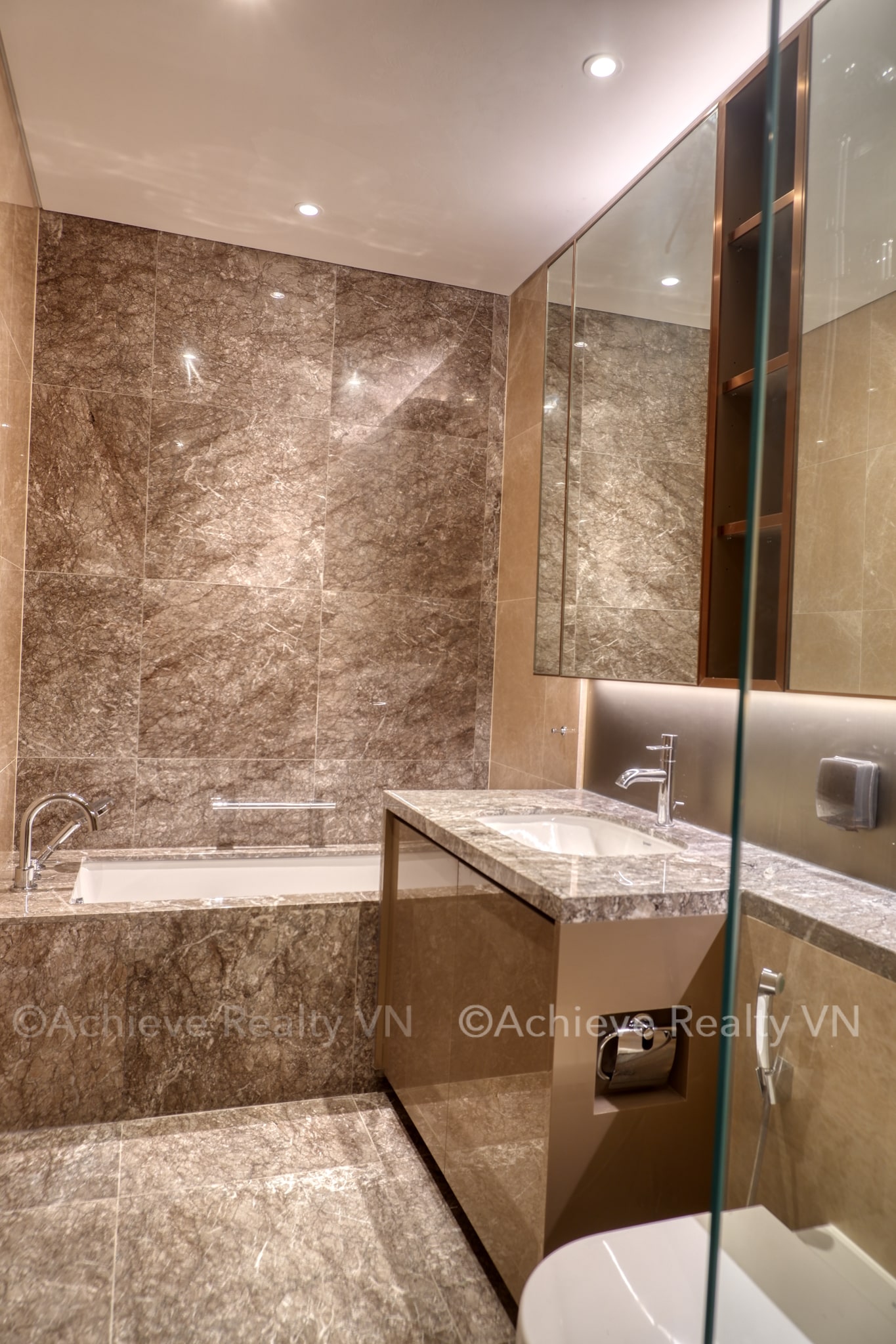 Cho thuê hoặc bán căn hộ 3 phòng ngủ The Marq Quận 1 Hong Kong Land 